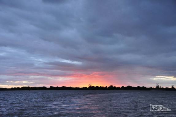No fim da tarde, apesar das nuvens, fomos premiados com um belíssimo pôr-do-sol nas águas do lago Guaíba, em Porto Alegre, a capital do Rio Grande do Sul